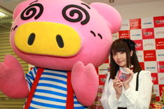 「だがしかし」ほたるも“ドヤ顔”でオススメ!?「ブタメン」コラボ商品が発売
