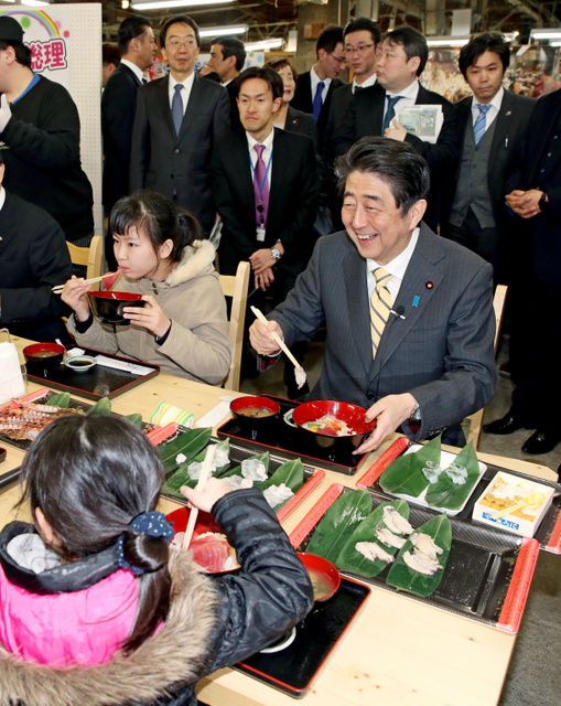 首相が宮城の被災地視察 マグロ試食、カキ加工会社見学