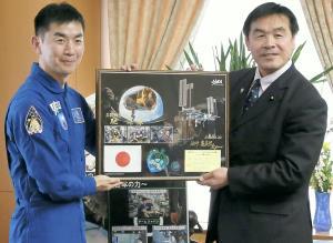 油井さん「明日にでも宇宙に」 文科相を訪問