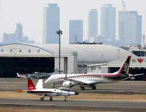 国産ステルス実証機、地上滑走試験を初公開