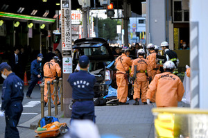 大阪・梅田、乗用車が歩道に突っ込む 3人が重体