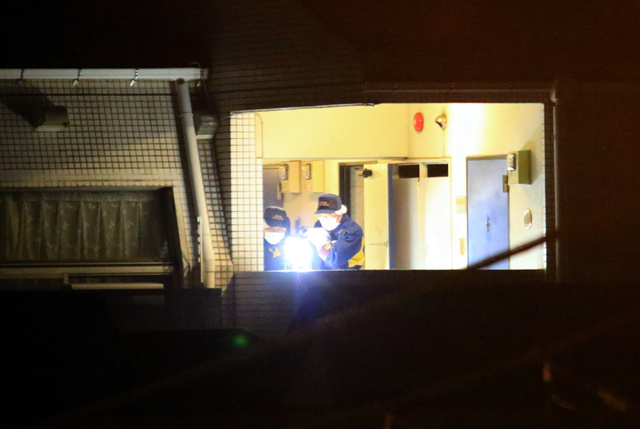 マンションで男性死亡、隣人逃げる際転落し重傷