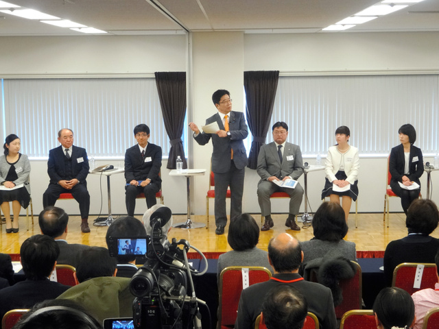 首相「同一労働同一賃金」へ意欲 都内で「1億総活躍」対話集会