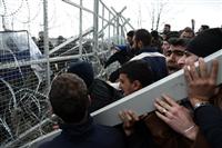 マケドニア軍が越境図った移民らに催涙弾、仏カレーでも衝突