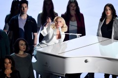 レディー・ガガ、同じレイプ被害者たちとの感動パフォーマンスの裏側【第88回アカデミー賞】