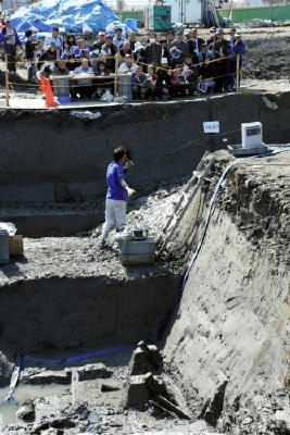 調査現場で説明会 ドライドック護岸遺構など公開 /佐賀
