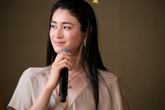 小雪が"輝く女性"にスポットライト当てる「ブルガリ アウローラ アワード」イベントに登場