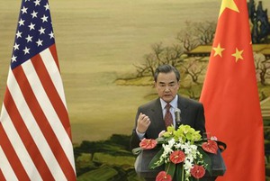 中国、米国にとって代わろうとは考えていない=王毅外相