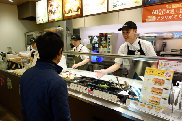 在留外国人、過去最多223万人 不法残留も2年連続増