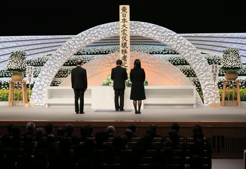 政府追悼式に1090人