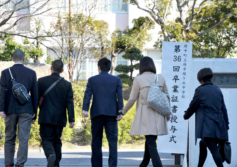 広島・中3自殺:一緒に巣立ちの日…卒業式に友人が遺影を