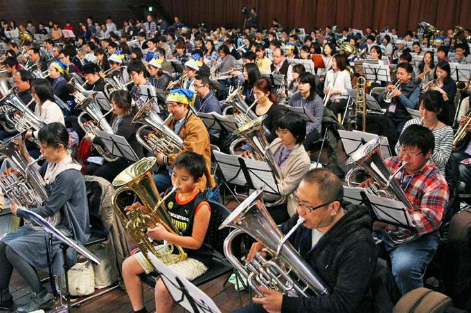 800人が管打楽器を演奏 横浜、老若男女集う
