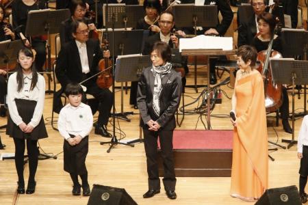 つんく 指揮の慈善コンサート「つながり隊」合唱