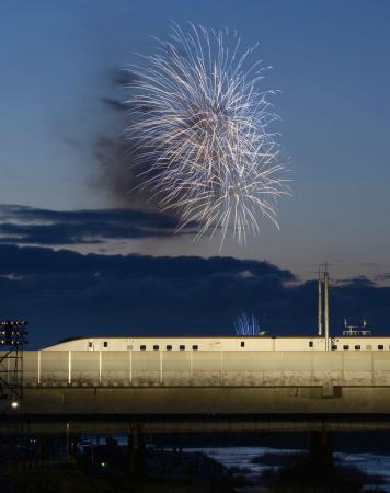 北陸新幹線延伸1周年、花火で前祝い 金沢から特別列車