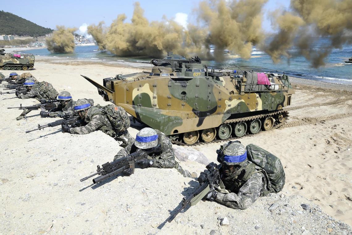 米韓海兵隊、過去最大の合同訓練を公開 北朝鮮海岸への上陸を想定