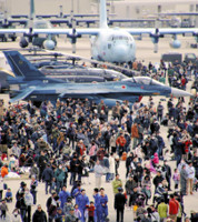 ブルーの雄姿に歓声 小牧基地航空祭に6万人 2016年03月14日