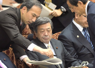 石破地方創生相、誤って昨年の法案読み上げ 衆院特別委
