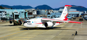 次期輸送機C2内部を公開 長距離に備え冷蔵庫やレンジ