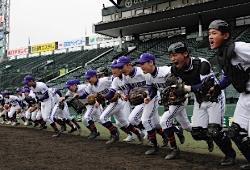 飛び出す釜石ナイン=高校野球