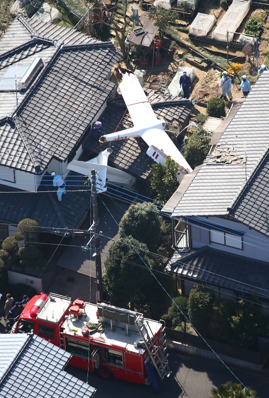 グライダーが民家に墜落 搭乗の2人死亡、住民はケガなし