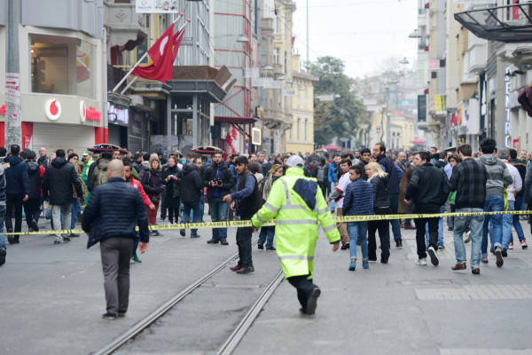 イスタンブール繁華街で自爆テロか、4人死亡 2016年03月19日 21時46分