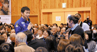 油井さん、川上村に帰郷 母校で報告会 2016年03月20日