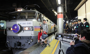「カシオペア」下り最終便、2千人が見送り JR上野駅