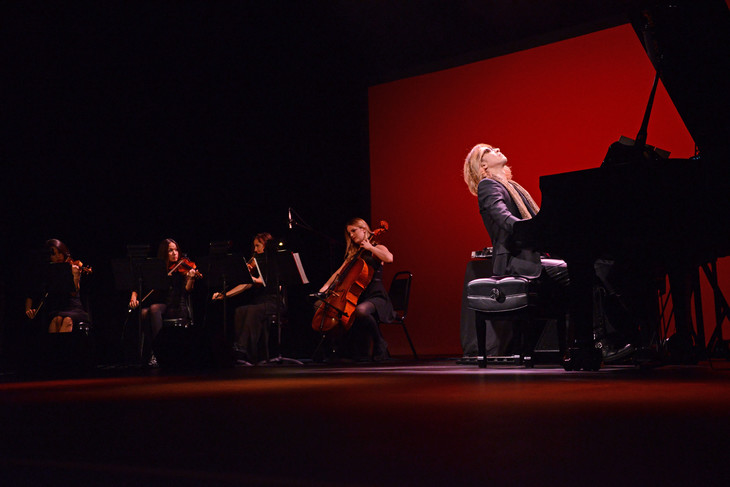 YOSHIKI「SXSW」でデヴィッド・ボウイ曲を披露&PATA復活を報告