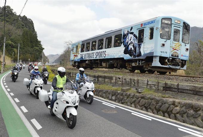 バイク隼のラッピング列車 15台の隼と並走パレード