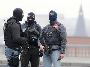 次のテロ起こす可能性、逃げた容疑者1人追う 2016年03月24日 23時23分