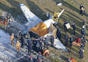 大阪・八尾空港で小型機が墜落・炎上、4人死亡 2016年03月26日 22時15分