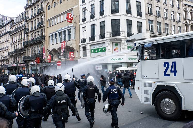 ブリュッセル市民、なお不安の日々-テロ追悼の場で極右と警察が衝突