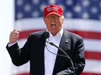 ２月１９日、米アリゾナ州での集会で演説するトランプ氏（ＡＰ）