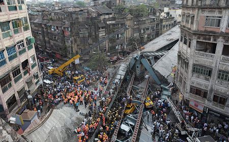 高架道路崩落、20人死亡=150人下敷きか-インド