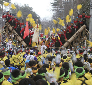諏訪大社の御柱祭、巨木８本の「山出し」で開幕