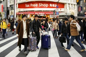 経常黒字2月63%増 2.4兆円、訪日需要けん引