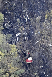 空自機墜落、残る2人と破片発見…6人心肺停止 2016年04月08日 14時40分
