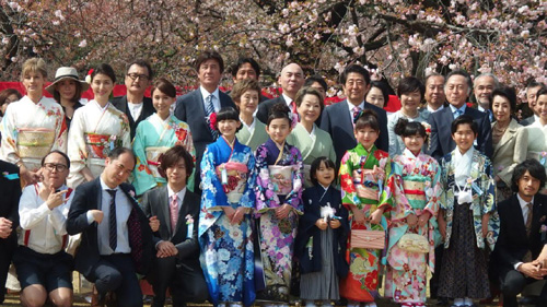 May J.、安倍晋三首相主催の「桜を見る会」に艶やかな着物姿で出席