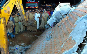 インドの寺院火災で102人死亡 花火が爆発