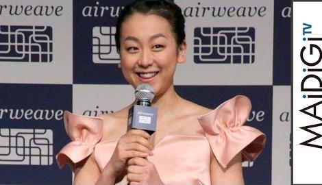 浅田真央選手、華やかなピンクワンピで登場!「エアウィーヴ」新商品発表会1