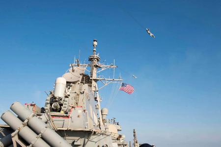 米駆逐艦に露軍機接近 バルト海、「米ロ関係の緊張を不必要に高めかねない」と非難