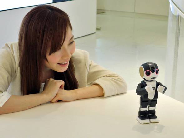 しゃべるし歌うし踊る！ とにかくかわいいロボット携帯電話「RoBoHoN」と遊んできた