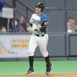日本ハム・レアード5号、すし+新ポーズも披露