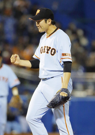巨人8−0ヤクルト 菅野力こぶ、連続完封 巨人18安打圧勝