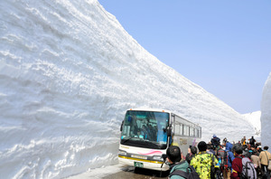 立山黒部に春が来た アルペンルート、全線開通