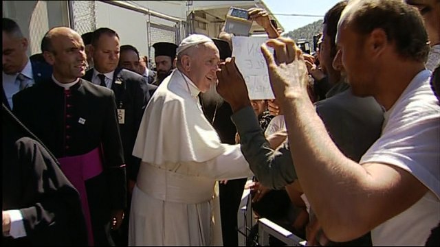 ローマ法王、ギリシャの島を慰問 難民12人を受け入れ