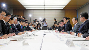 首相「激甚災害に早期指定」 オスプレイで物資輸送へ