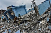 246人死亡、多数不明=一夜明けても救助難航-エクアドル大地震