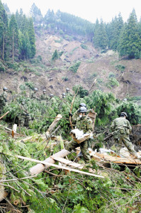 南阿蘇村の不明は9人に…熊本地震、懸命の捜索