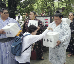 白鵬、稀勢の里ら義援金活動「少しでも協力して」